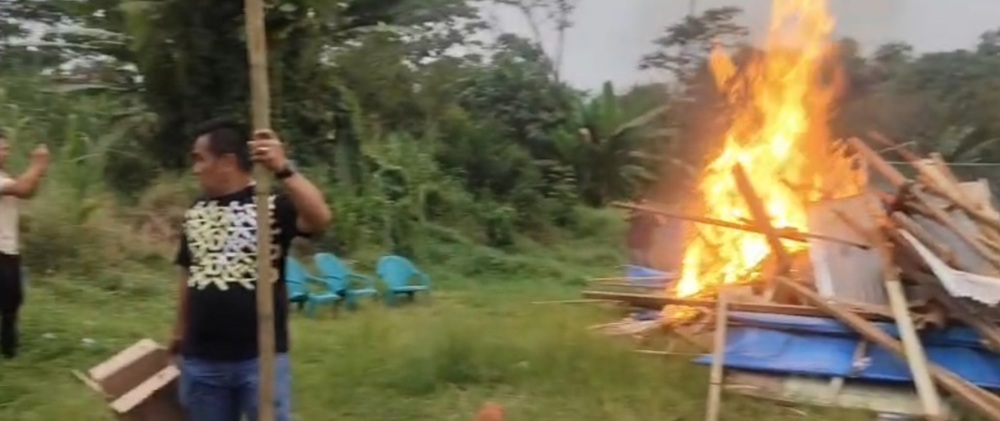 Barak narkoba dan judi samping Villa Lotus dibakar.(ist)