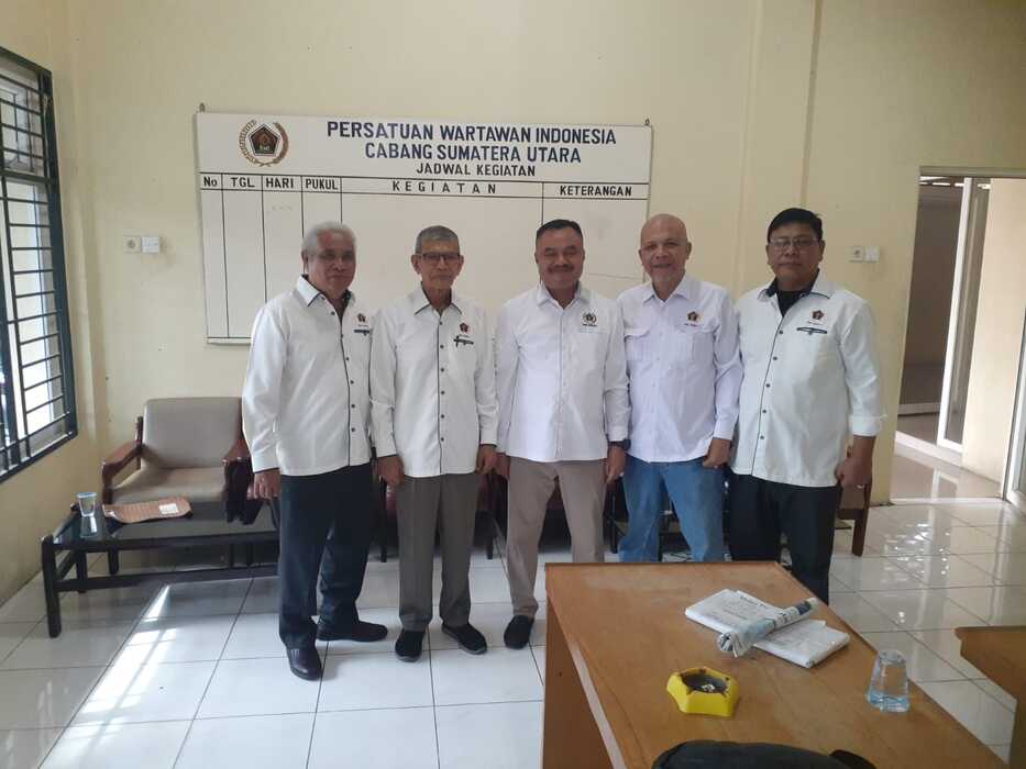 Ketua PWI Sumut Farianda Putra Sinik, Ketua DKP PWI Sumut Wardjamil dan pengurus poto bersama.(humas)