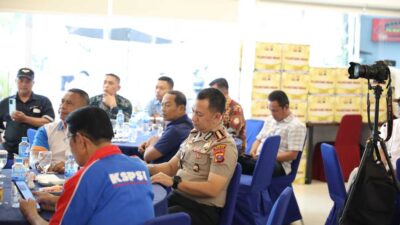 Kapolrestabes Medan Kombes Pol Jean Calvijn Simanjuntak berbaur dengan serikat pekerja dan buruh.(humas)