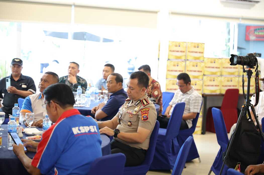 Kapolrestabes Medan Kombes Pol Jean Calvijn Simanjuntak berbaur dengan serikat pekerja dan buruh.(humas)