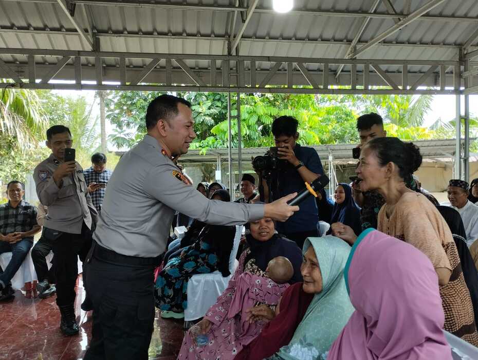 Kapolrestabes Medan Kombes Pol Jean Calvijn Simanjuntak mendengarkan keluhan warga.(ist)