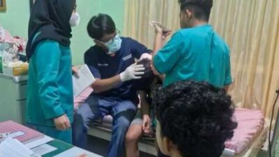 Korban dapat perawatan medis.(ist)