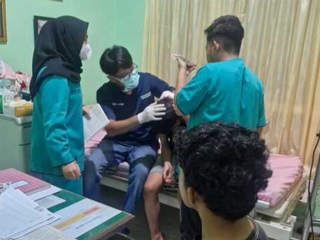 Korban dapat perawatan medis.(ist)