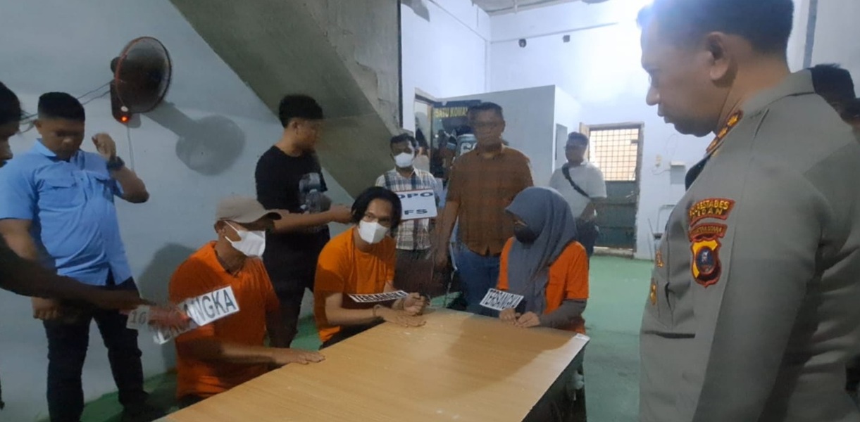 Kapolrestabes Medan, Kombes Pol Jean Calvijn Simanjuntak menginterogasi tersangka.(ist)