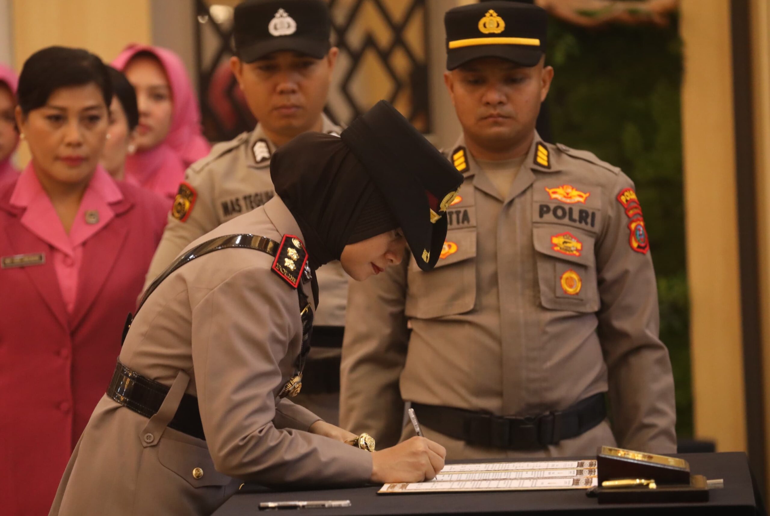 AKBP Rina Frillya menandatangani berita acara sertijab.(humas)