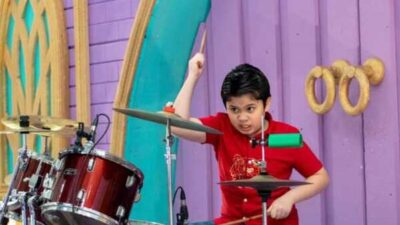 Frederick Siahaan saat beraksi memainkan drum. [Ist]