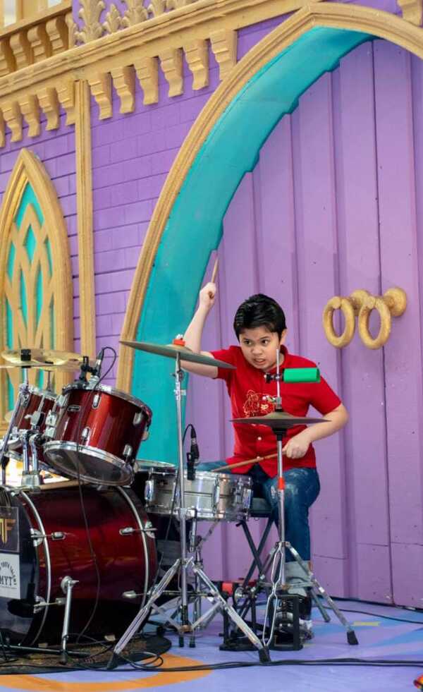 Frederick Siahaan saat beraksi memainkan drum. [Ist]