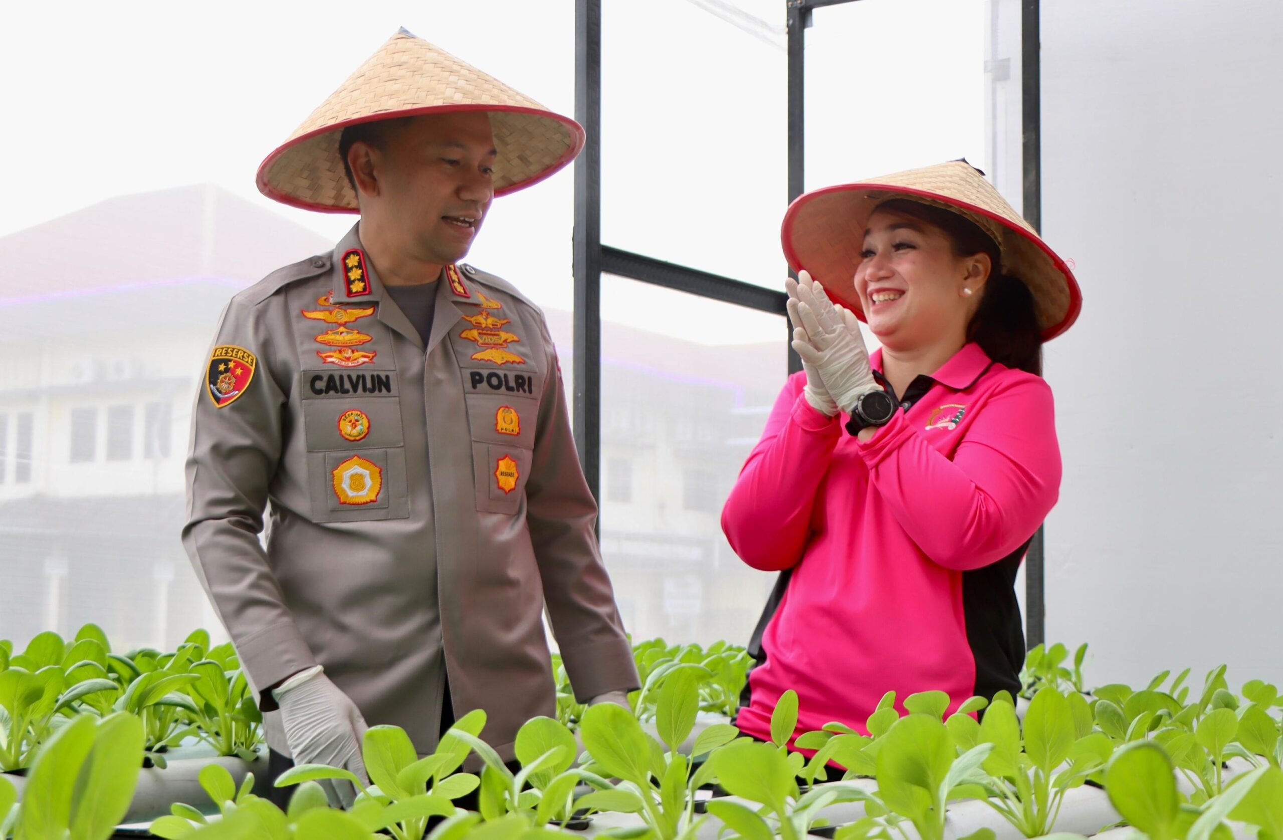 Kapolrestabes Medan Kombes Pol Jean Calvijn Simanjuntak bersama Ibu Ny. Nelly Calvijn panen perdana.(humas)