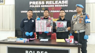 Petugas Polres Sergai saat menunjukkan uang palsu pecahan Rp 100 ribu.
