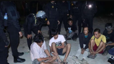 Petugas Polrestabes Medan dibantu Brimob Polda Sumut dan Dit Samapta Polda Sumut menangkap 10 orang terduga pelaku narkoba di jalan Jermal XV, Kelurahan Denai, Kecamatan Medan Denai, Kota Medan.