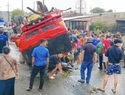 Truk Tangki Pengangkut Minyak Curah Terguling, Warga Berebut Ambil Minyak
