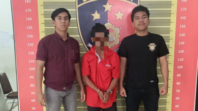 AMH (42), seorang ayah yang tega merudapaksa putrinya saat ditangkap petugas Polres Padang Lawas.