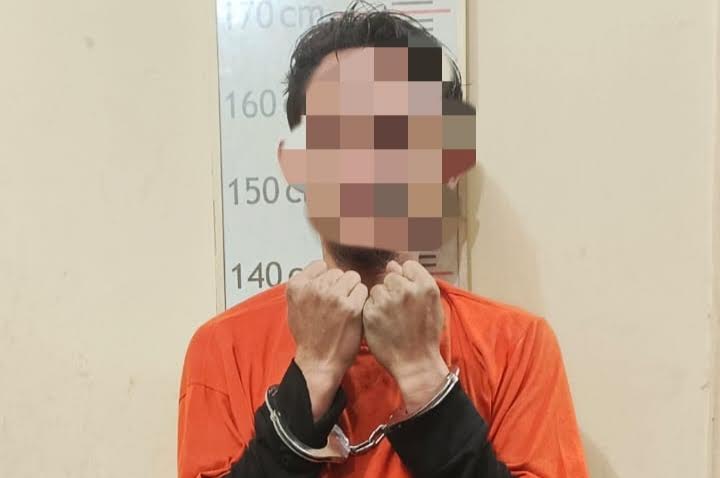 Tersangka pengedar sabu berinisial ARI (37) setelah diringkus personel Polres Langkat.