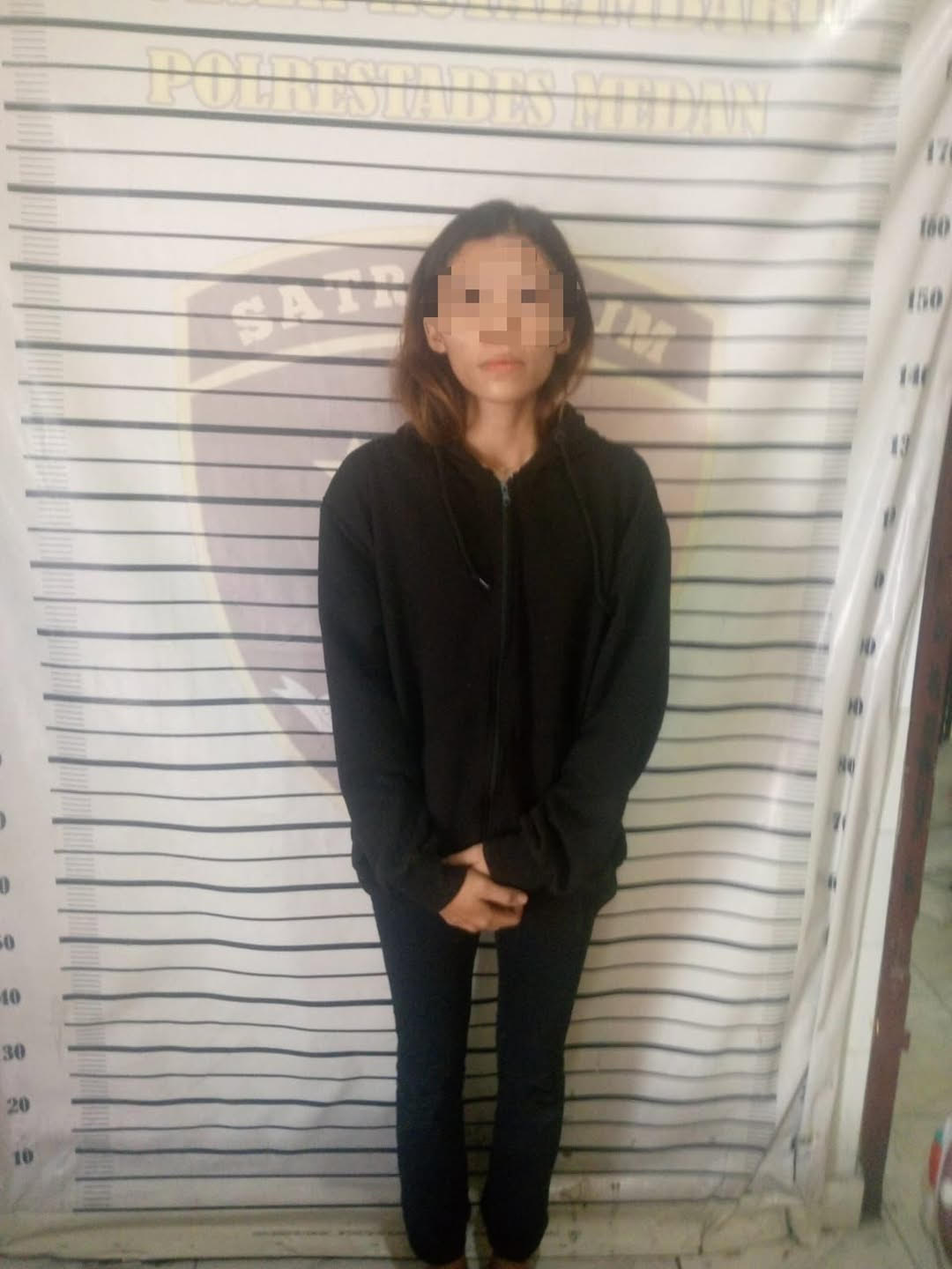 Bela Monika, tersangka sindikat pencurian yang diamankan petugas Polsek Kutalimbaru.