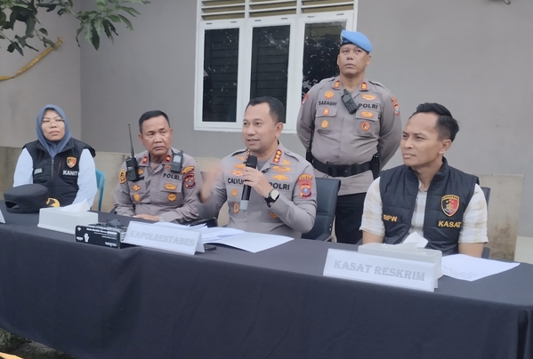 Kapolrestabes Medan, Kombes Pol Dr Jean Calvijn Simanjuntak saat memaparkan kasus perdagangan bayi di Kwala Bekala, Medan Johor. [SM]