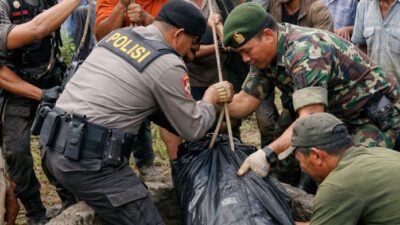 Ilustrasi polisi dan TNI mengevakuasi jenazah dari dalam sumur