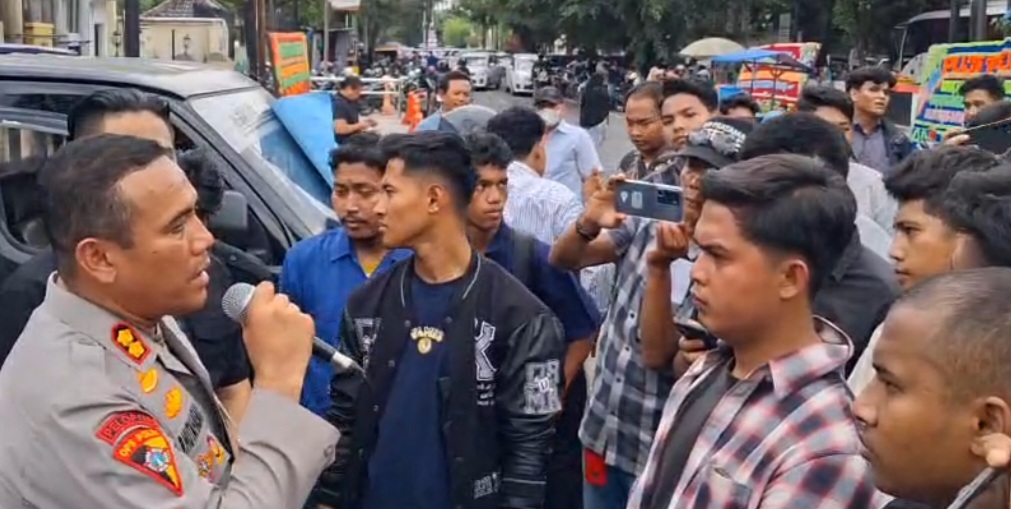 Kabag Ops Polrestabes Medan AKBP Pardamean Hutahaean menemui massa pendemo. (Ist)